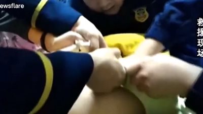 لحظة إنقاذ صبي انحشر داخل مرحاض (فيديو)