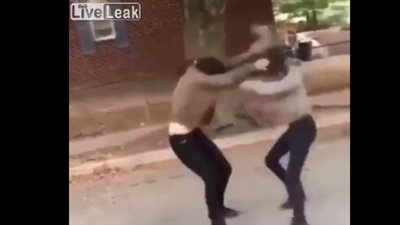 فتاة تعتدي على زميلتها بالضرب المبرح (فيديو)