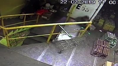 لقطات مفجعة لسائق شاحنة يسحق عاملا (فيديو)