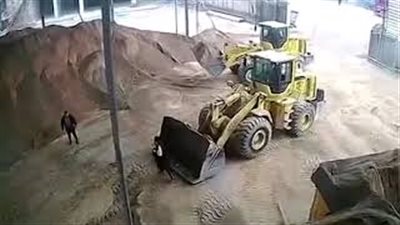 سائق حفار يدفن امرأة حية في شاحنة رمال (فيديو)