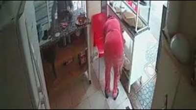 لص يسرق هاتفا من محل في لمح البصر (فيديو)