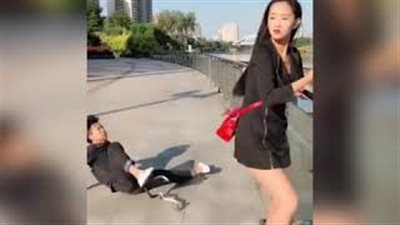 حسناء تفاجئ لصا بثعبان في حقيبتها (فيديو)