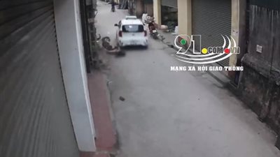 سيارة مجهولة تسحق طالبة كانت تسير برفقة صاحبتها (فيديو)