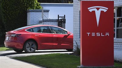 سقوط سائق نائم خلف عجلة سيارة مسرعة (فيديو وصور)