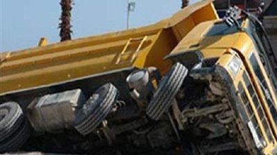 سيارة نقل تحطم عربة 