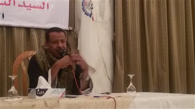 عضو بمنتدى الثقافة يرتدي الجلباب الصعيدي بندوة بمعرض الكتاب بقنا (فيديو)