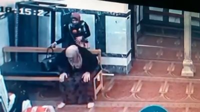 لحظة سرقة فتاتين لامرأة تصلي بأحد المساجد (فيديو)