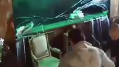 انفجار حوض أسماك في وجه رجلين (فيديو )