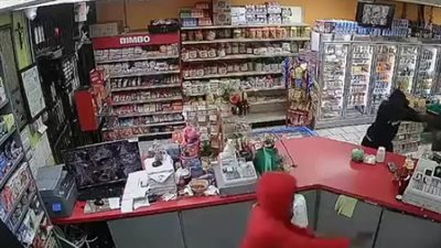 موقف محرج للص خلال سطو مسلح على متجر (فيديو )