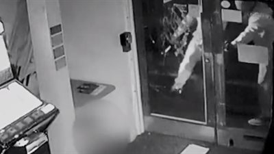 مفاجأة غير سارة في انتظار لصي ماكينة صراف آلي (فيديو)