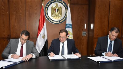 «الملا» يوقع اتفاقية للبحث عن البترول والغاز بخليج السويس مع شركة ألمانية