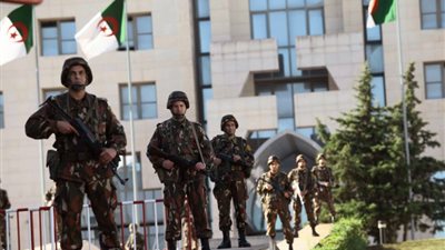 أبرزها سنوات الجمر.. 3 سيناريوهات أمام الجيش الجزائري في أزمة بوتفليقة