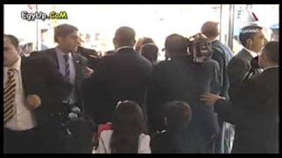 بالفيديو.. «السيسي» يداعب طفلين خلال قص افتتاحه ميناء «الغردقة»