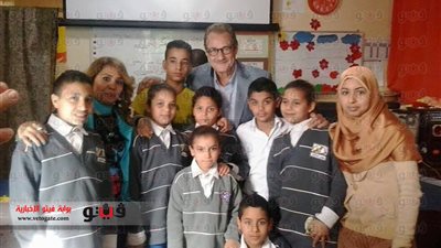 بالصور.. فاروق الفيشاوي و«شرشر» في زيارة لمدرسة مصر التحدي