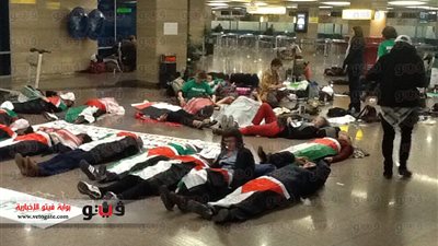 بالصور..الناشطات الفرنسيات يعتصمن في مطار القاهرة