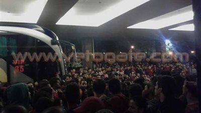 بالفيديووالصور.. ألتراس أهلاوي يمنع اللاعبين من التوجه لـ«بتروسبورت»