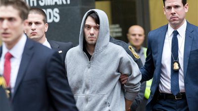 بالصور..الشرطة الأمريكية تعتقل رجل أعمال رفع سعر أدوية السرطان