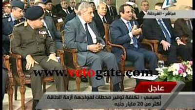 بالفيديو.. «السيسي» يضحك بسبب مقاطعة «محلب» لكلمته