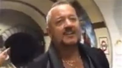 بالفيديو.. رجل يشعل محطة المترو بالغناء