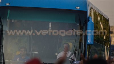 أتوبيس الأهلي يتحرك من أمام الفندق في طريقه لملعب المباراة