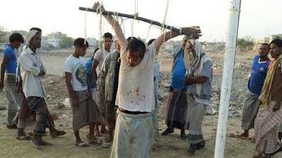 بالصور.. القاعدة تقتل شخصا وتصلبه في ملعب بحضرموت