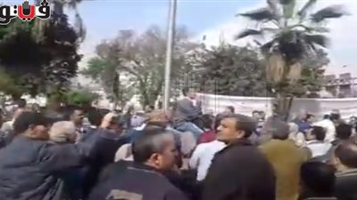 نائب وزير الاستثمار يتفاوض مع معتصمي 