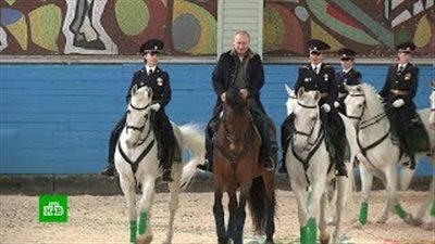 بوتين يحتفل بجميلات الشرطة في جولة على ظهر حصان (فيديو)