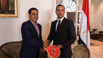 قنديل يهدي السفير المصري بالكونغو «درع وعلم الأهلي»