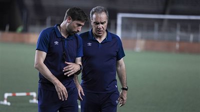 لاسارتي يحاضر لاعبي الأهلي في المران الأول بالكونغو