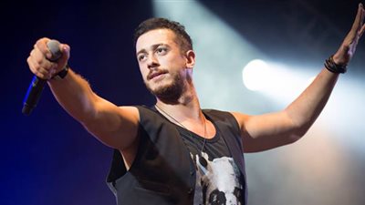 لمجرد يغني «يهمك في إيه» لعمرو دياب على أنغام البيانو