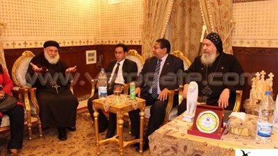 بالصور.. وفد بجامعة جنوب الوادي يزور مطرانية قنا