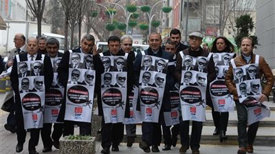 بالصور.. المعارضة التركية تصر على إحياء ذكرى الفساد الأولى