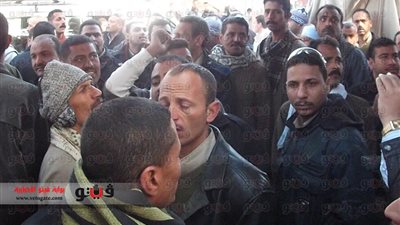 موظفو مستشفيات جامعة أسيوط يتظاهرون من أجل تحسين الدخول