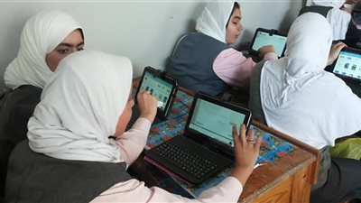 أولياء أمور يطالبون بعام تجريبي إضافي على تابلت الثانوية