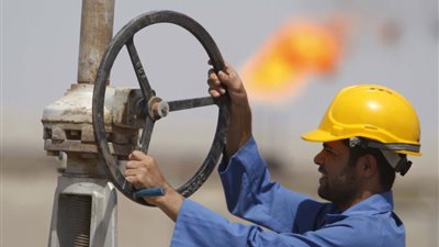 النفط قرب أدنى مستوياته في خمسة أعوام ونصف