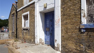 كنيسة مهجورة تتحول إلى منزل بقيمة مليوني جنيه إسترليني (صور)