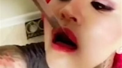 امرأة تبتلع سيفا لجذب آلاف المتابعين عبر إنستجرام (فيديو وصور)