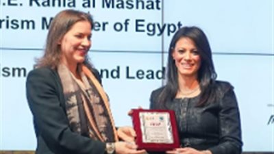 وزيرة السياحة تهدي جائزة المنظمة الدولية للسلام لنساء مصر
