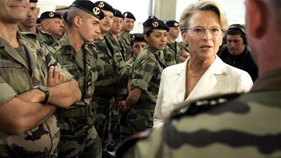 في اليوم العالمي للمرأة.. نساء يقدن جيوشا كبرى (صور)