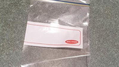 امرأة تبتكر طريقة لتصغير حجم الأكياس البلاستيكية (فيديو وصور)