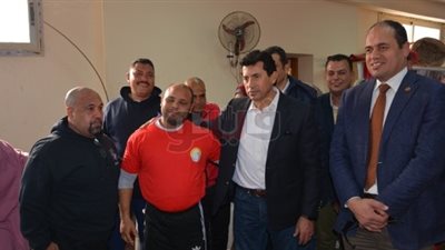 أشرف صبحي يتفقد مركز شباب الساحل بالقاهرة (صور)