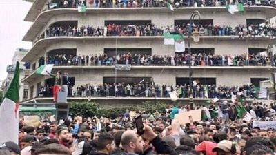 الغاز المسيل للدموع والبلطجة يهددان سلمية تظاهرات الجزائر (صور)