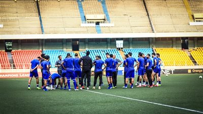 الأهلي يواجه الرطوبة في كينشاسا بالمياه والعصائر
