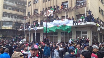 مشهد مهيب في تظاهرات «مسيرة الكرامة» بالجزائر (فيديو)