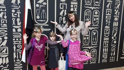 وزيرة السياحة توزع «تيجان» فرعونية على السيدات ببورصة برلين