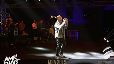 عمرو دياب يشعل مسرح حفله بإحدى الجامعات الخاصة بأكتوبر (صور)