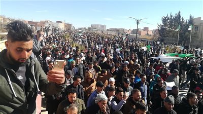 استقالات الحزب الحاكم وبيان الجيش.. 4 مشاهد ترسم ملامح الحراك الجزائري