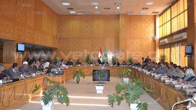 بالصور.. «القصاص» يناقش خطة تطوير الإسماعيلية لـ 10 سنوات قادمة