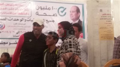 فتيات وشباب قنا يلتقطون «سيلفي» مع خالد بيبو في ختام معرض الكتاب (فيديو وصور)