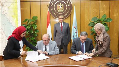 «سعفان» يوقع بروتوكولا لتدريب الشباب بمكافأة 1500 جنيه (فيديو وصور)